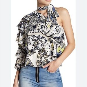 Tiered one sleeve shoulder blouse